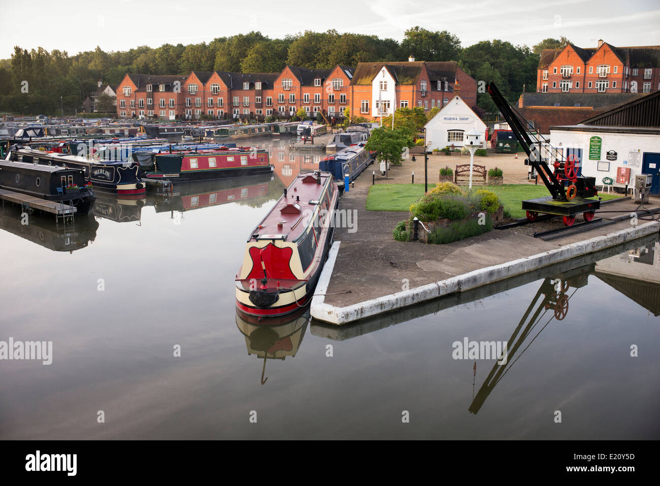 Narrowboats a Braunston Marina sul Grand Union Canal. Braunston, Northamptonshire, Inghilterra Foto Stock