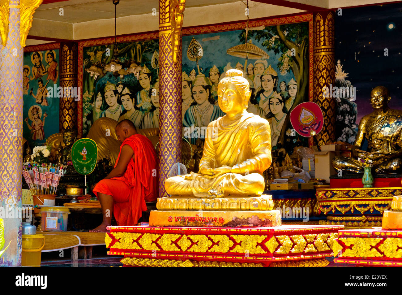 Monaco buddista prega nel grande Tempio del Buddha, Ko Samui Foto Stock