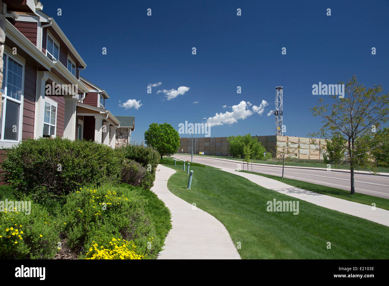 Greeley, Colorado - un olio impianto di perforazione in prossimità di abitazioni in un quartiere residenziale. Foto Stock
