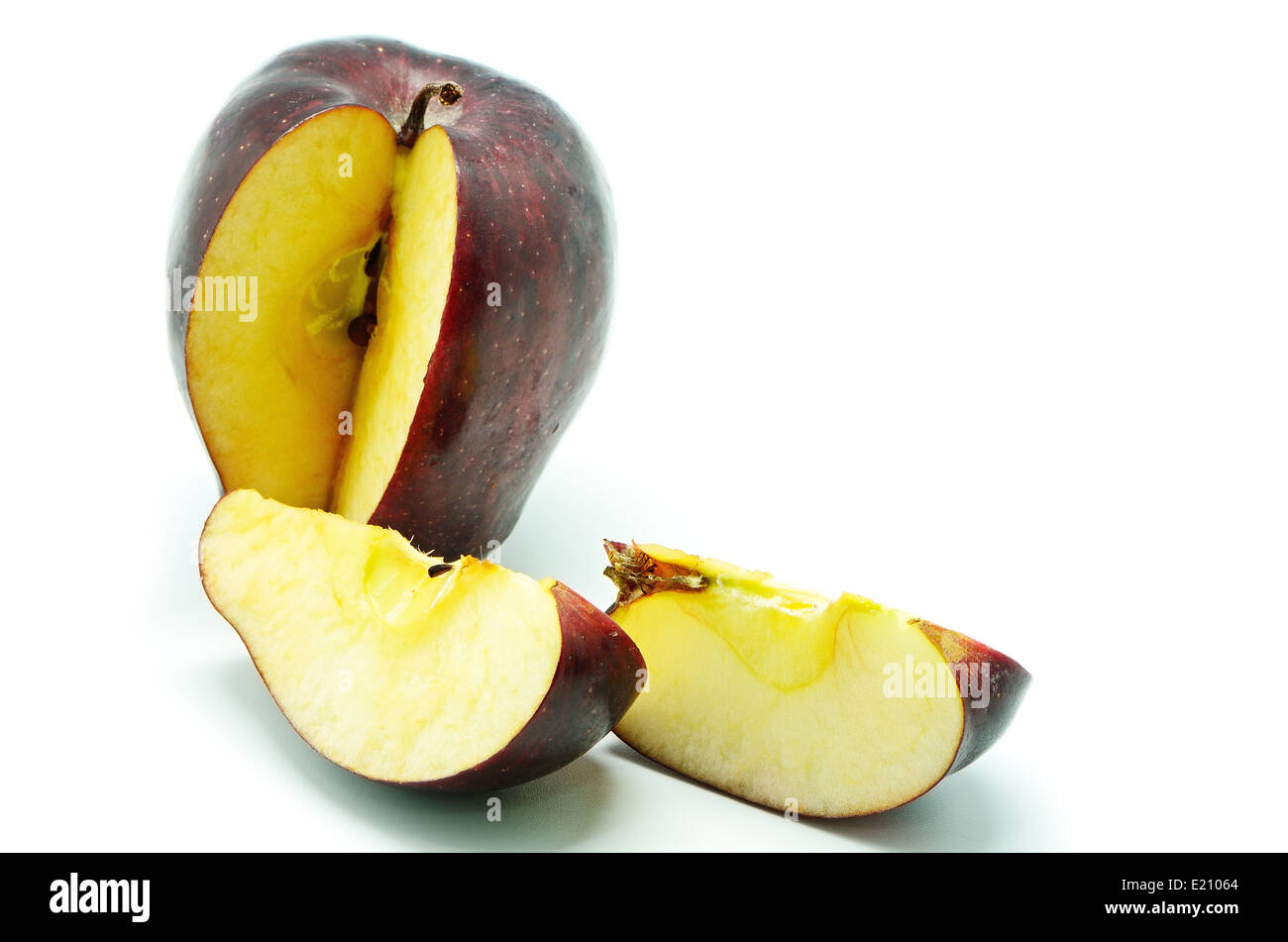 Mature viola apple, isolato su uno sfondo bianco Foto Stock