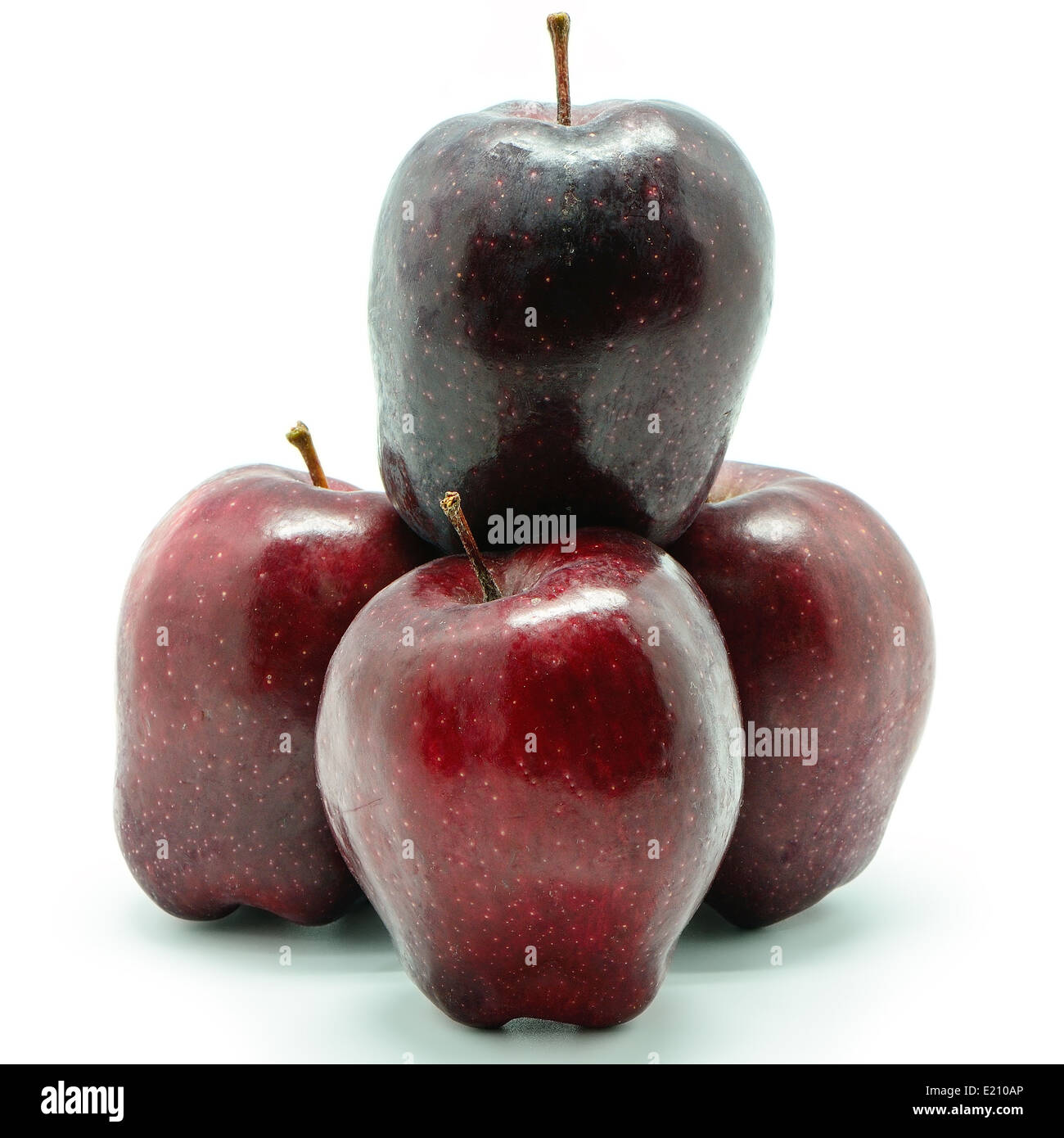 Mature viola apple, isolato su uno sfondo bianco Foto Stock