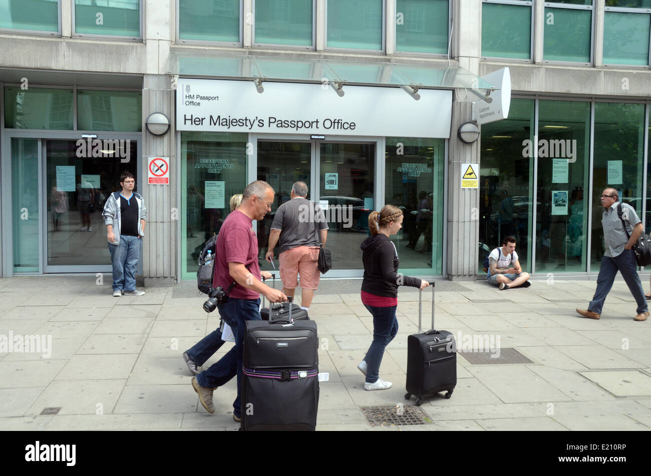Londra, UK, 12 giugno 2014 Relazioni di 500000 possibile ritardo nel rilascio di passaporti. I richiedenti di arrivare per appuntamenti presso l'ufficio domestico, Victoria. Credito: JOHNNY ARMSTEAD/Alamy Live News Foto Stock