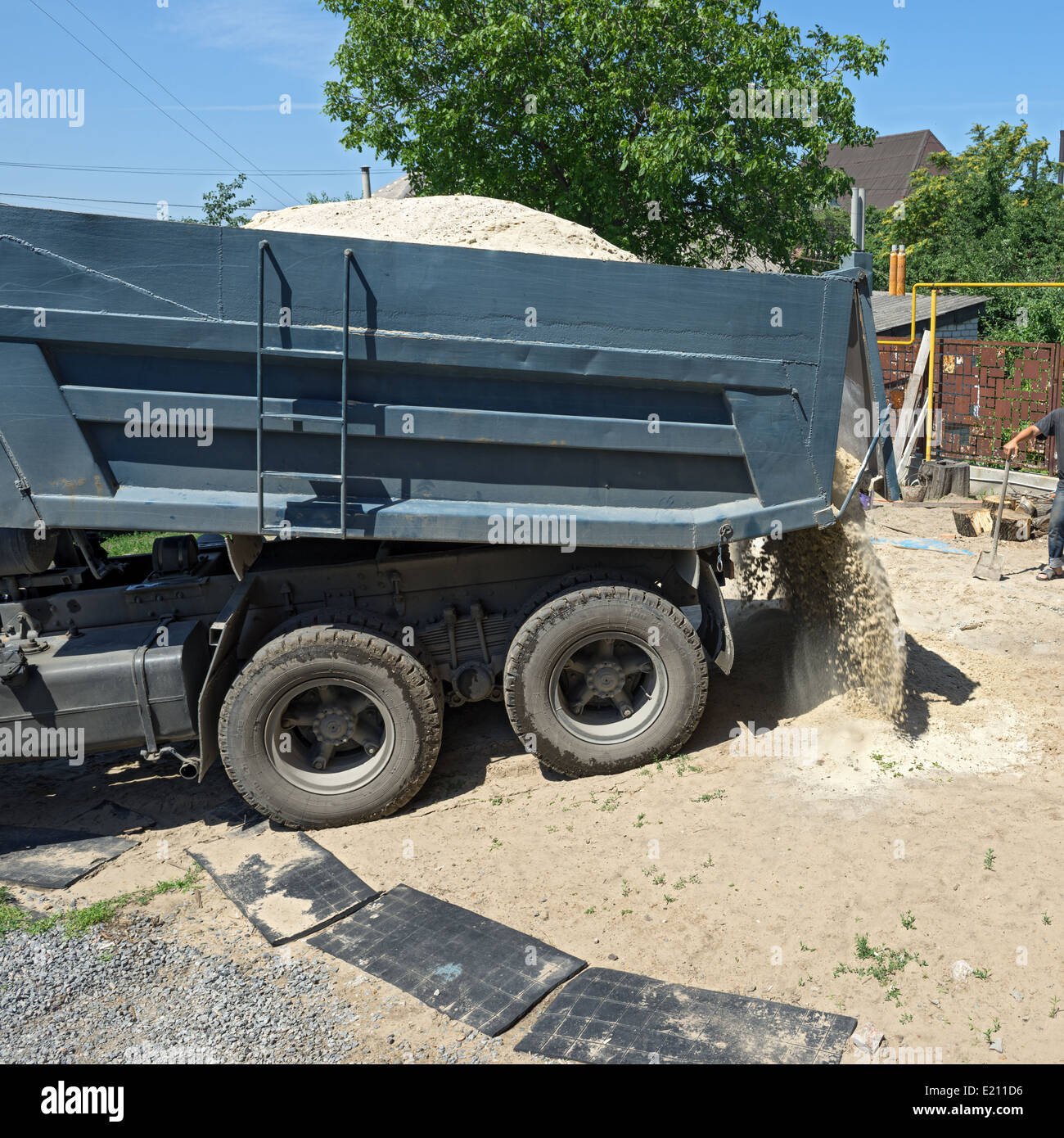 Suggerimento carrello è sabbia di dumping nel cortile. Foto Stock