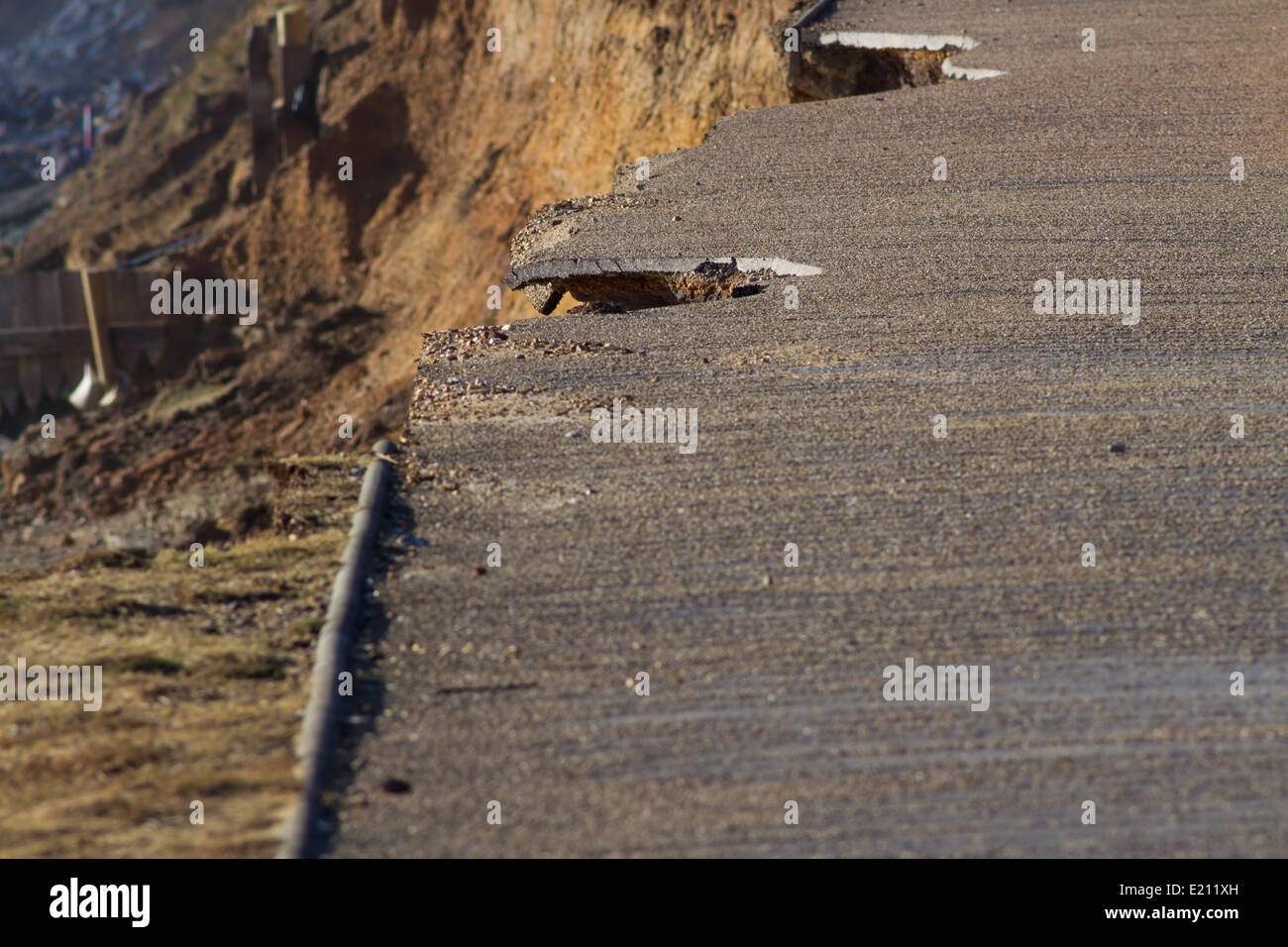 Percorso danneggiato. Dopo il 14 febbraio 2014 il giorno di San Valentino la tempesta, Milford on Sea, Hampshire, Inghilterra, Regno Unito. Foto Stock