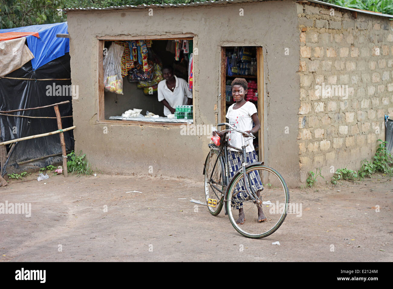 Una piccola riunione informale spaza shop in Zambia, Africa Foto Stock