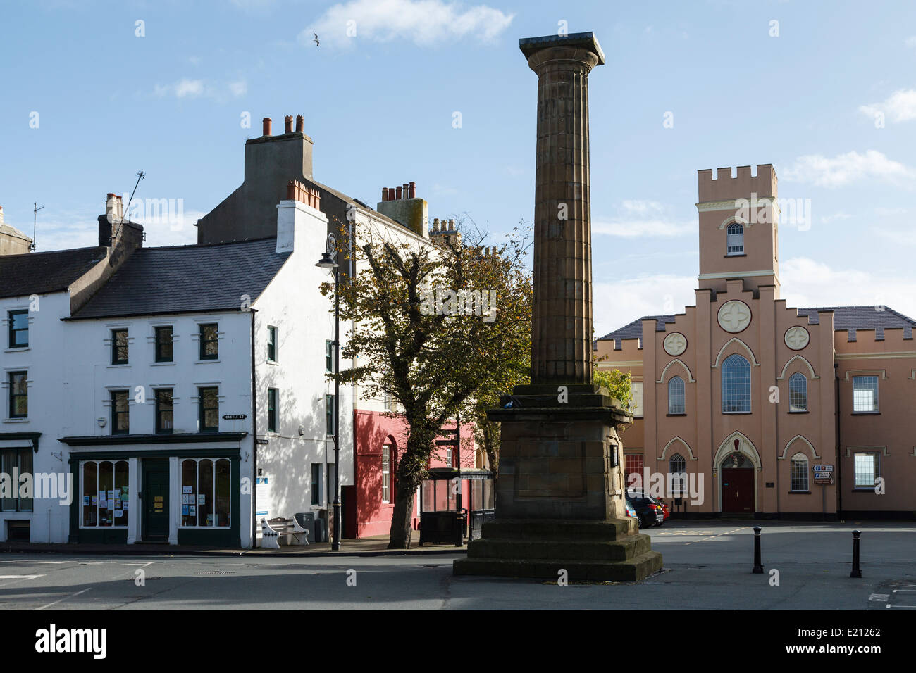 Puzzava un monumento e la ex chiesa di Santa Maria, la piazza del mercato, Castletown, Isola di Man Foto Stock