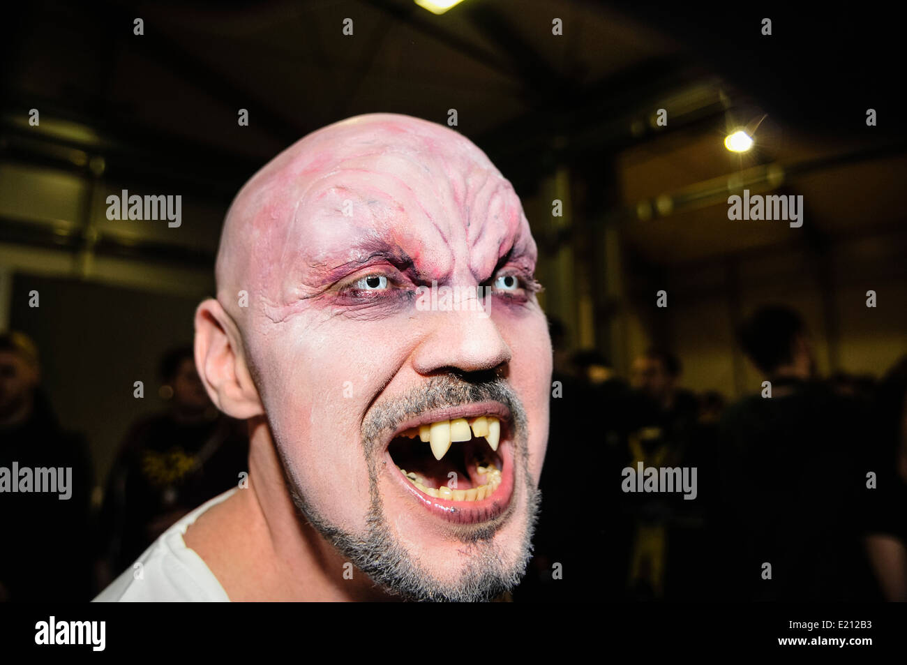 Uomo frequenta Comicon vestito come un vampiro di Buffy lo Slayer del vampiro Foto Stock