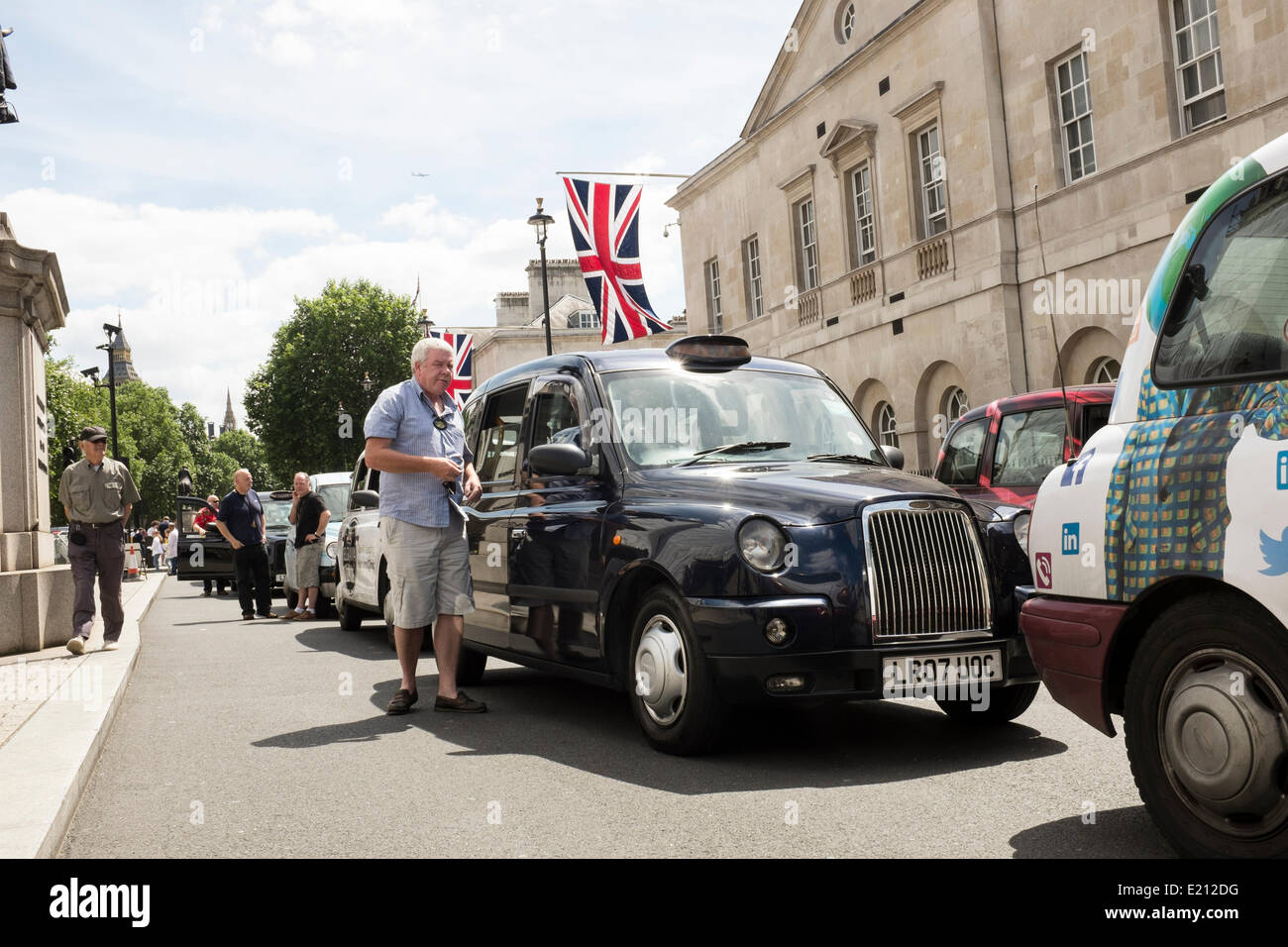 Whitehall durante il London Taxi colpire oltre il mobile Uber App. Migliaia di London Black Cabs ha portato le parti del centro di Londra a un fermo. Whitehall, Londra centrale, 11 giugno 2014 Foto Stock