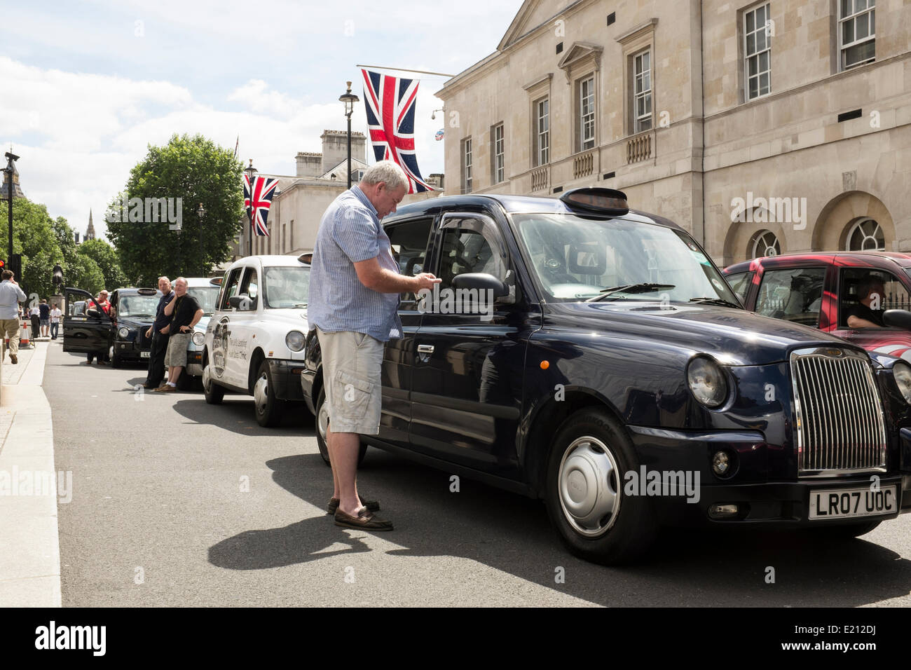 Whitehall durante il London Taxi colpire oltre il mobile Uber App. Migliaia di London Black Cabs ha portato le parti del centro di Londra a un fermo. Whitehall, Londra centrale, 11 giugno 2014 Foto Stock