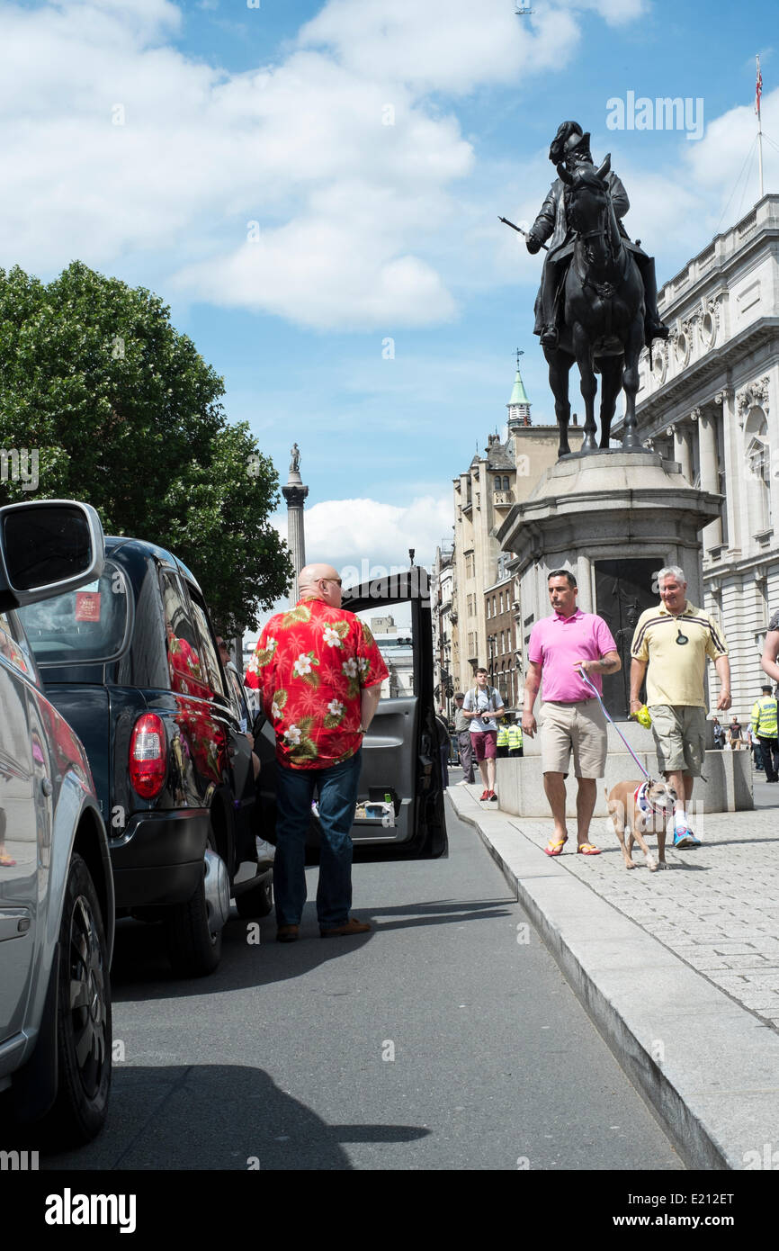 Whitehall durante il London Taxi colpire oltre il mobile Uber App. Migliaia di London Black Cabs ha portato le parti del centro di Londra a un fermo. Il centro di Londra, 11 giugno 2014 Foto Stock