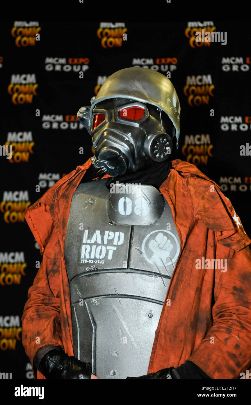 Uomo frequenta Comicon vestita come una nuova repubblica della California (NCR) Ranger dalla fantascienza mostra 'Fallout' Foto Stock
