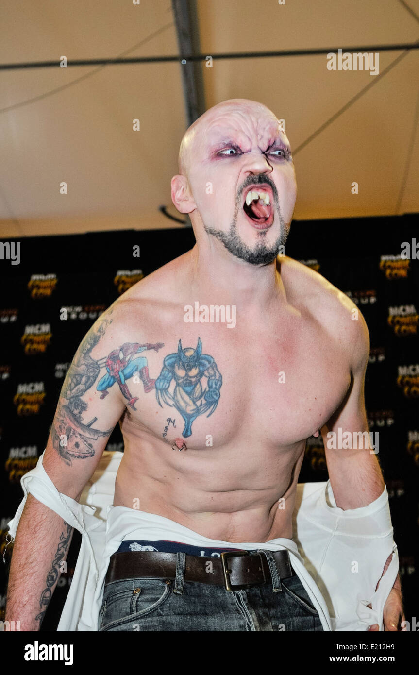 Uomo frequenta Comicon vestito come un vampiro di Buffy lo Slayer del  vampiro Foto stock - Alamy