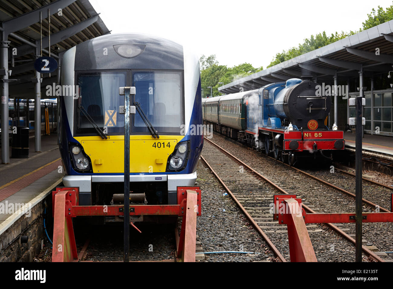 Moderna Irlanda del Nord ferrovie classe 4000 treni e locomotive a vapore con il treno alla stazione di bangor Irlanda del Nord Foto Stock