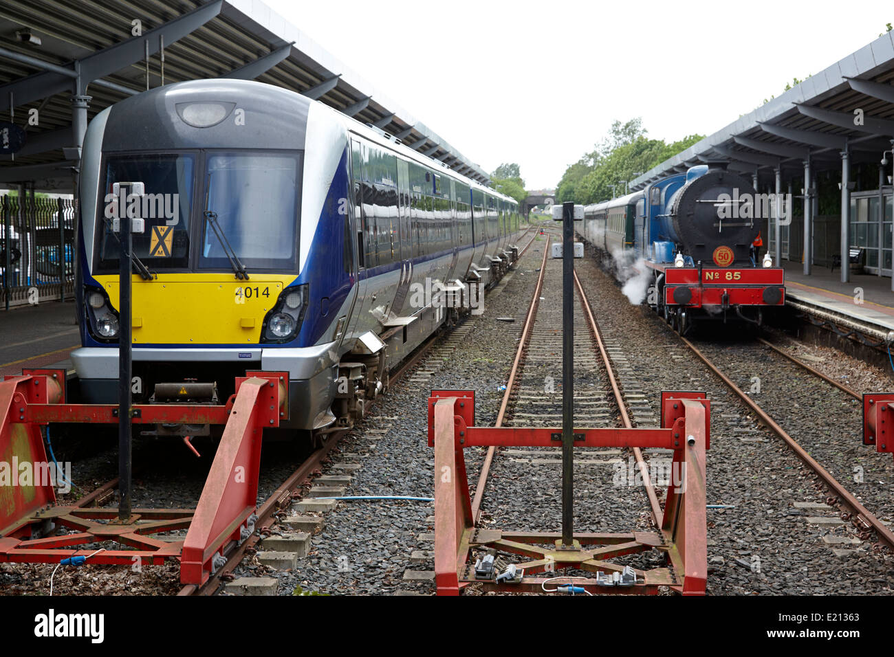 Moderna Irlanda del Nord ferrovie classe 4000 treni e locomotive a vapore con il treno alla stazione di bangor Irlanda del Nord Foto Stock