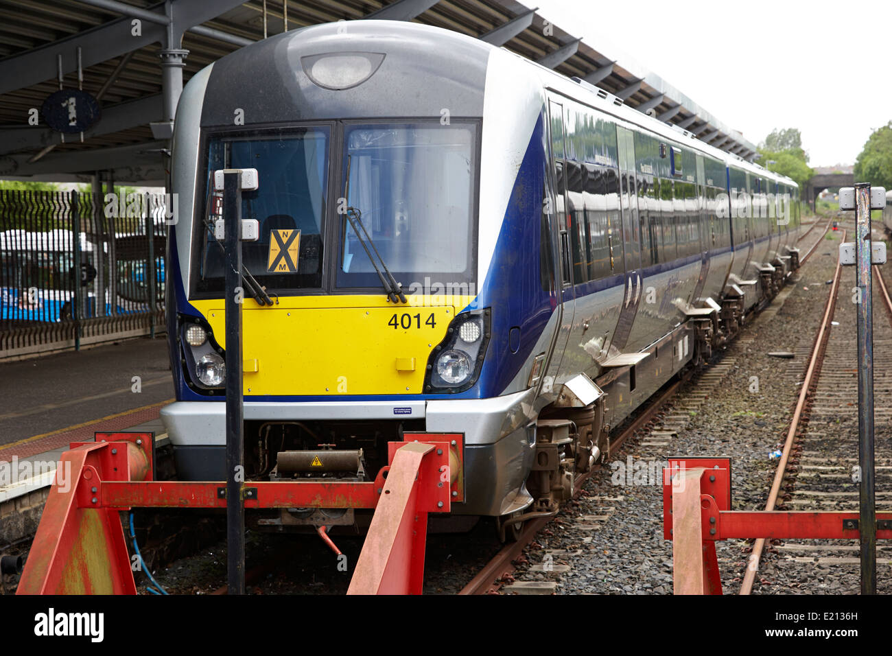 Moderna Irlanda del Nord ferrovie classe 4000 il treno alla stazione di bangor Irlanda del Nord Foto Stock