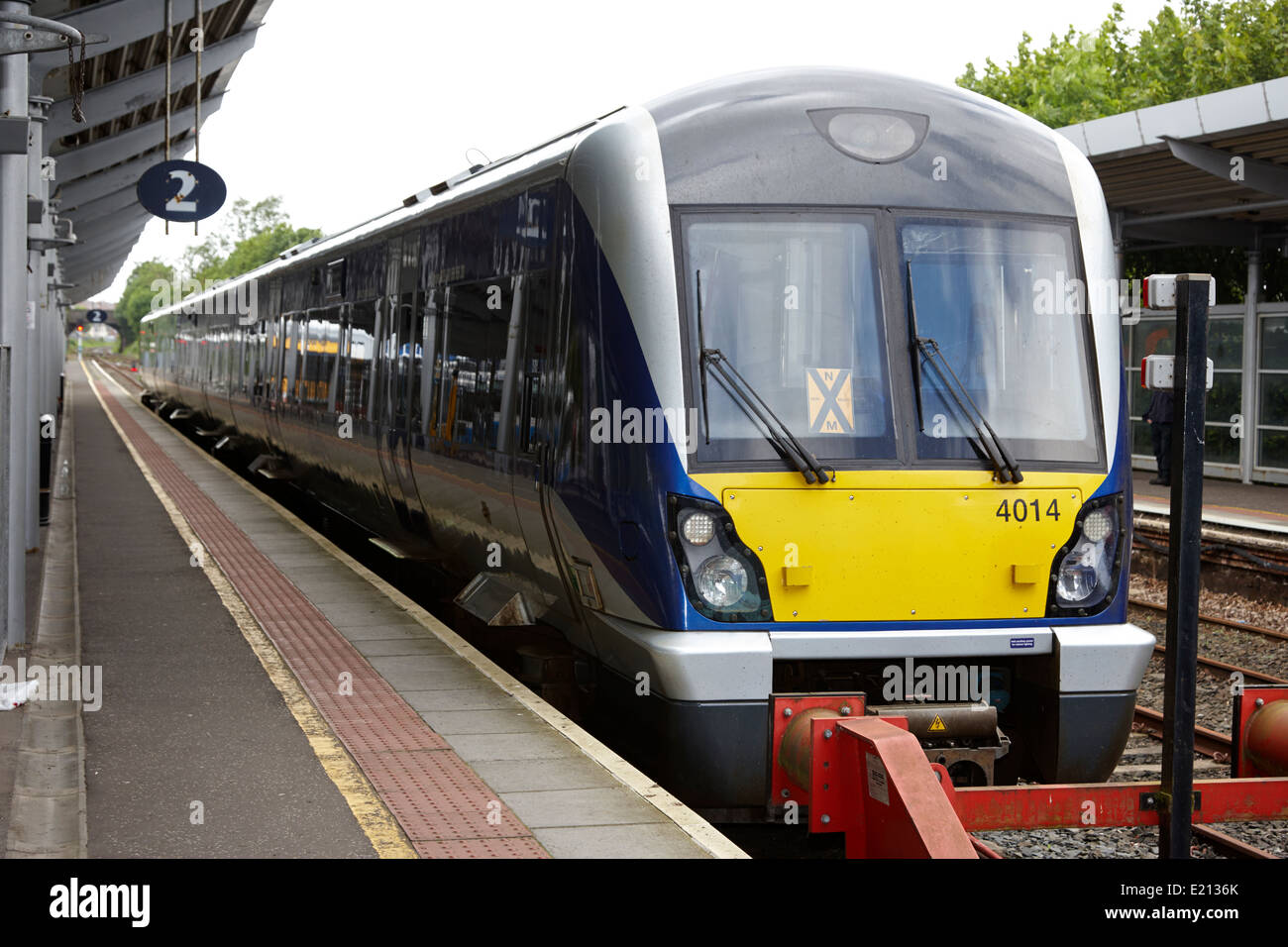 Moderna Irlanda del Nord ferrovie classe 4000 il treno alla stazione di bangor Irlanda del Nord Foto Stock