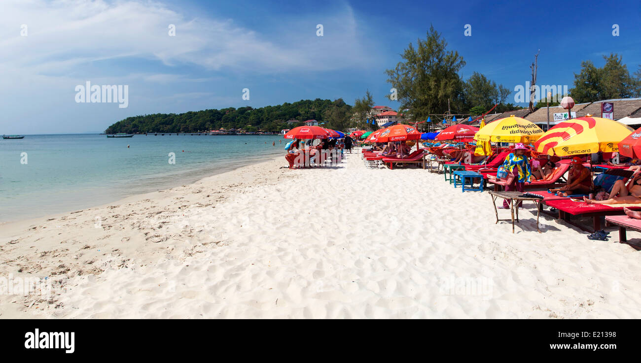 Il turismo di massa su Serendipity Beach, a Sihanoukville, Cambogia Foto Stock