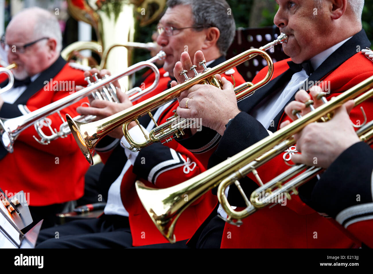 La tromba i giocatori nella sezione di ottoni di una banda bangor Irlanda del Nord Foto Stock