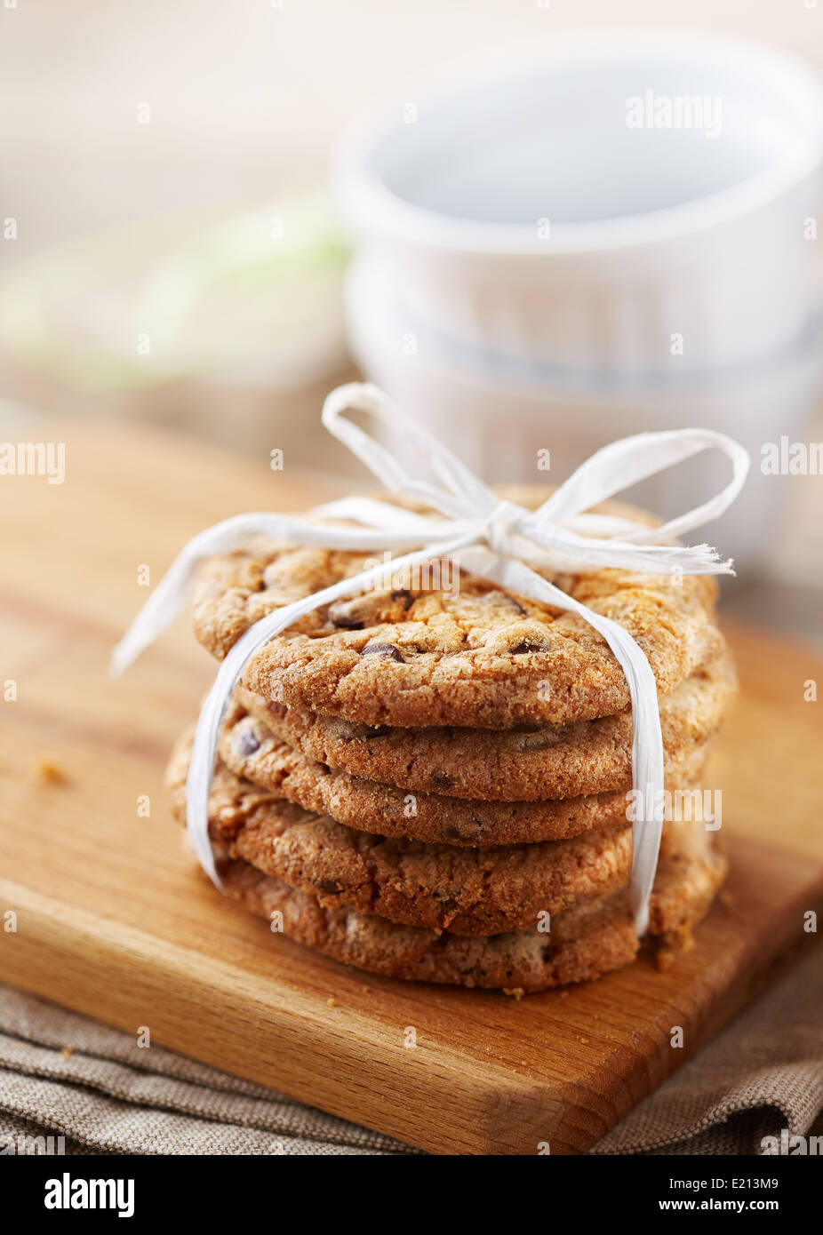 I biscotti al cioccolato impilati su un tavolo di legno Foto Stock