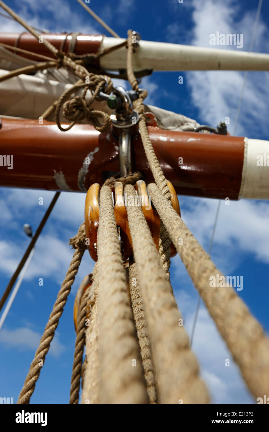 Blocco e affrontare le funi su una barca a vela tall ship bangor Irlanda del Nord Foto Stock