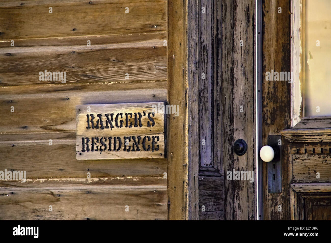 Antica residenza dei rangers di dettaglio della porta e parete in legno Foto Stock