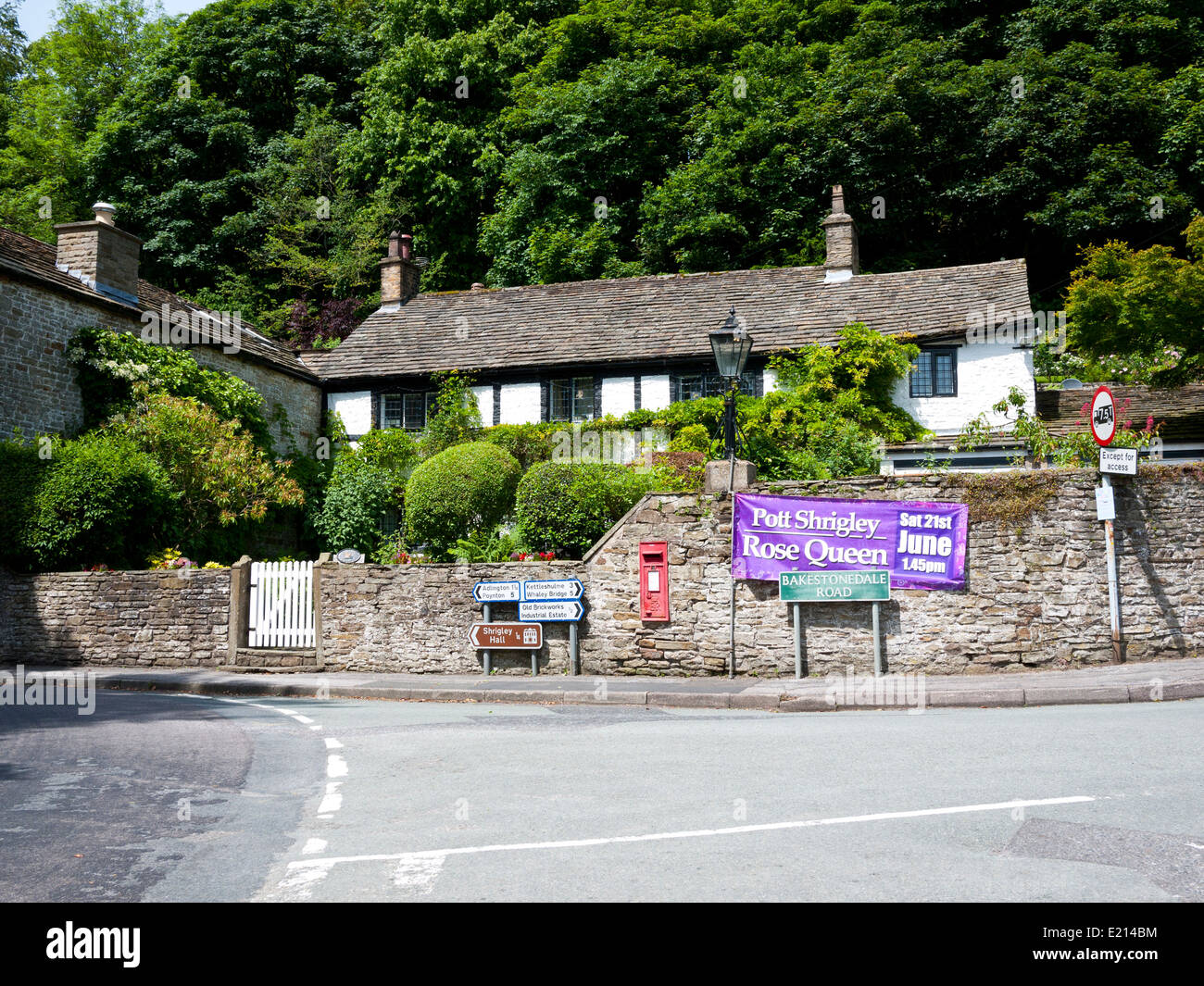 Cottage in Pott Shrigley con una lampada a gas sulla strada principale. Pott Shrigley, Cheshire, Inghilterra, Regno Unito. Foto Stock