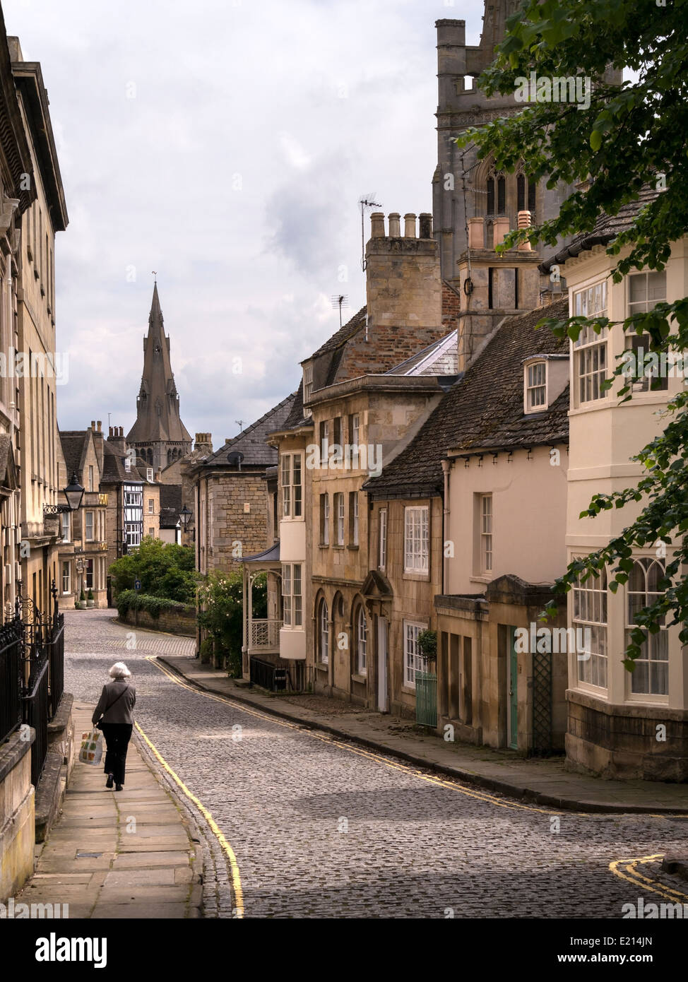 Vecchia stretta viuzza acciottolata con case in pietra, granaio Hill e tutti i Santi posto, Stamford, Lincolnshire, England, Regno Unito Foto Stock