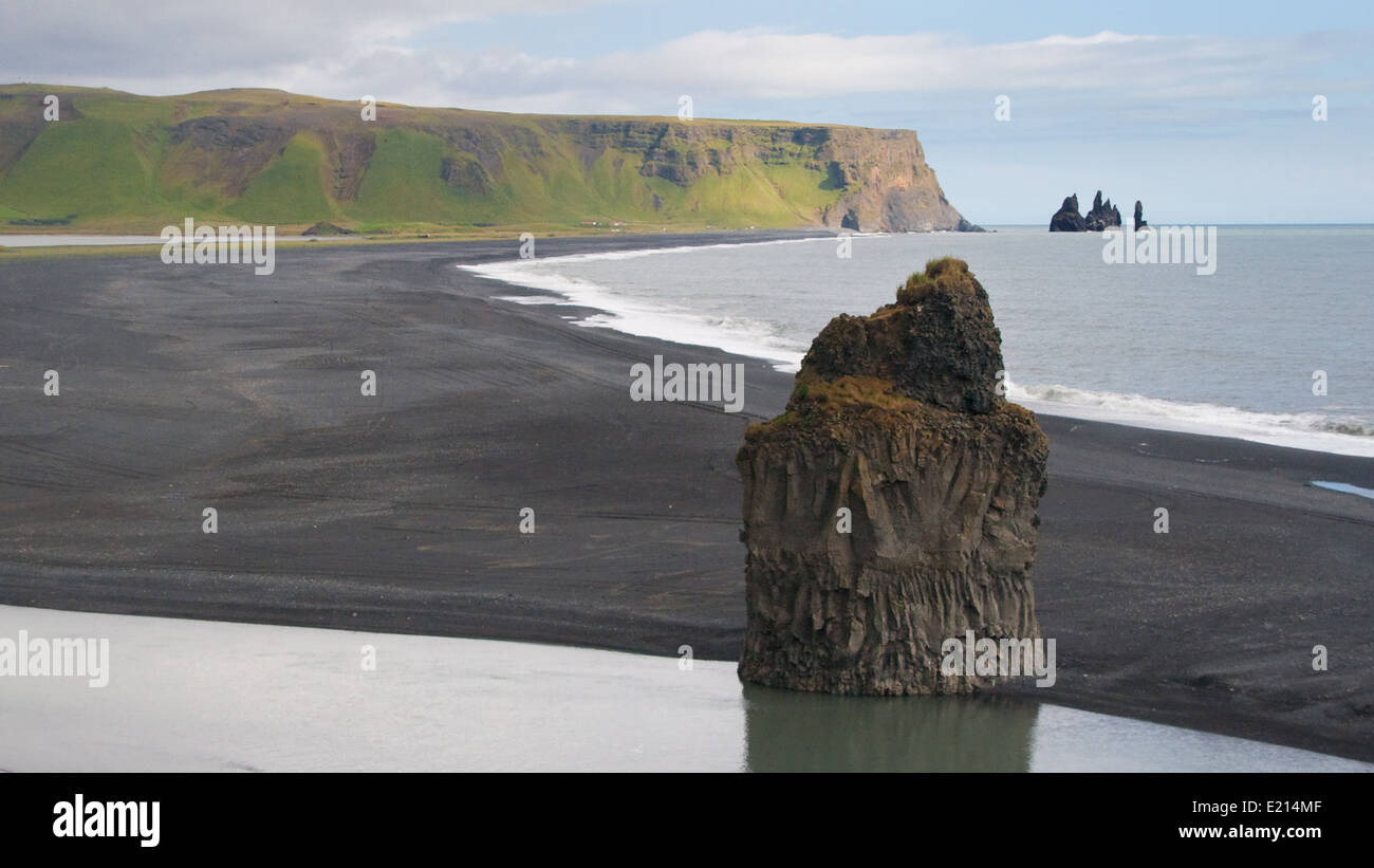 La spiaggia di sabbia nera di Reynisfjara e il monte Reynisfjall dal promontorio di Dyrholaey nella costa meridionale dell'Islanda. Foto Stock