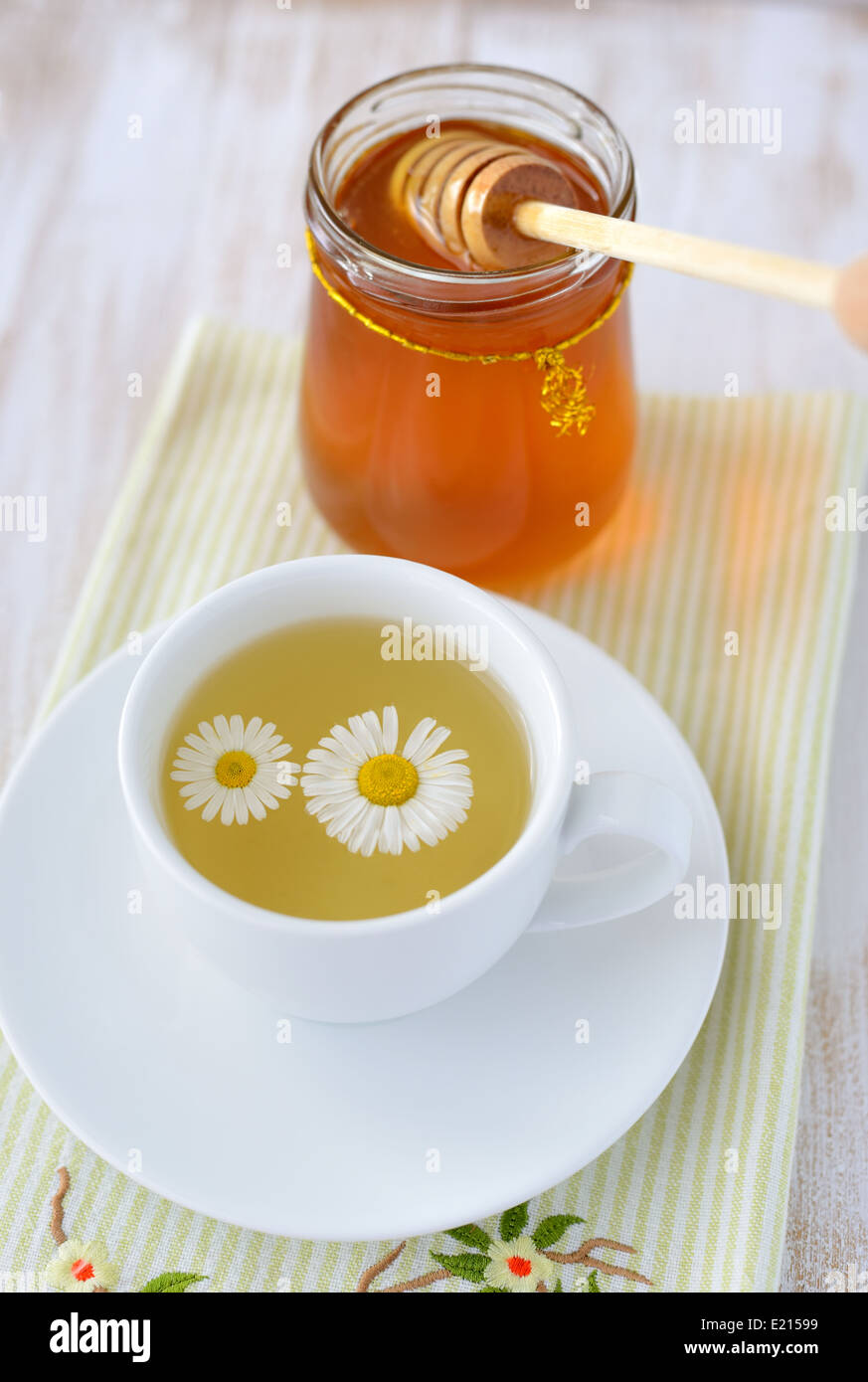 Il tè alle erbe e un vaso di miele Foto Stock
