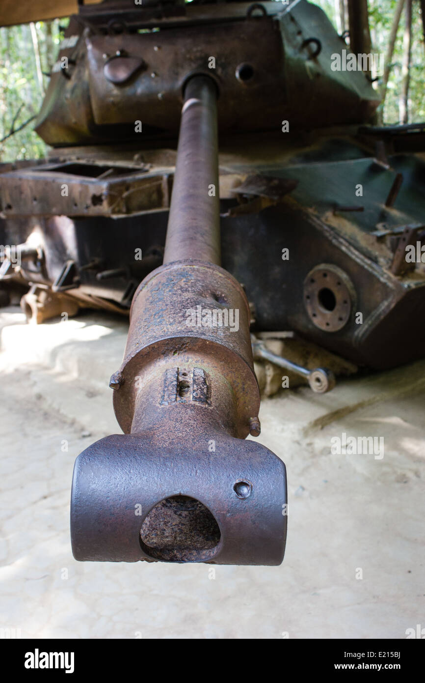 Un distrutto American serbatoio sul display del Tunnel di Cu Chi in Ho Chi Minh City, Vietnam. Foto Stock