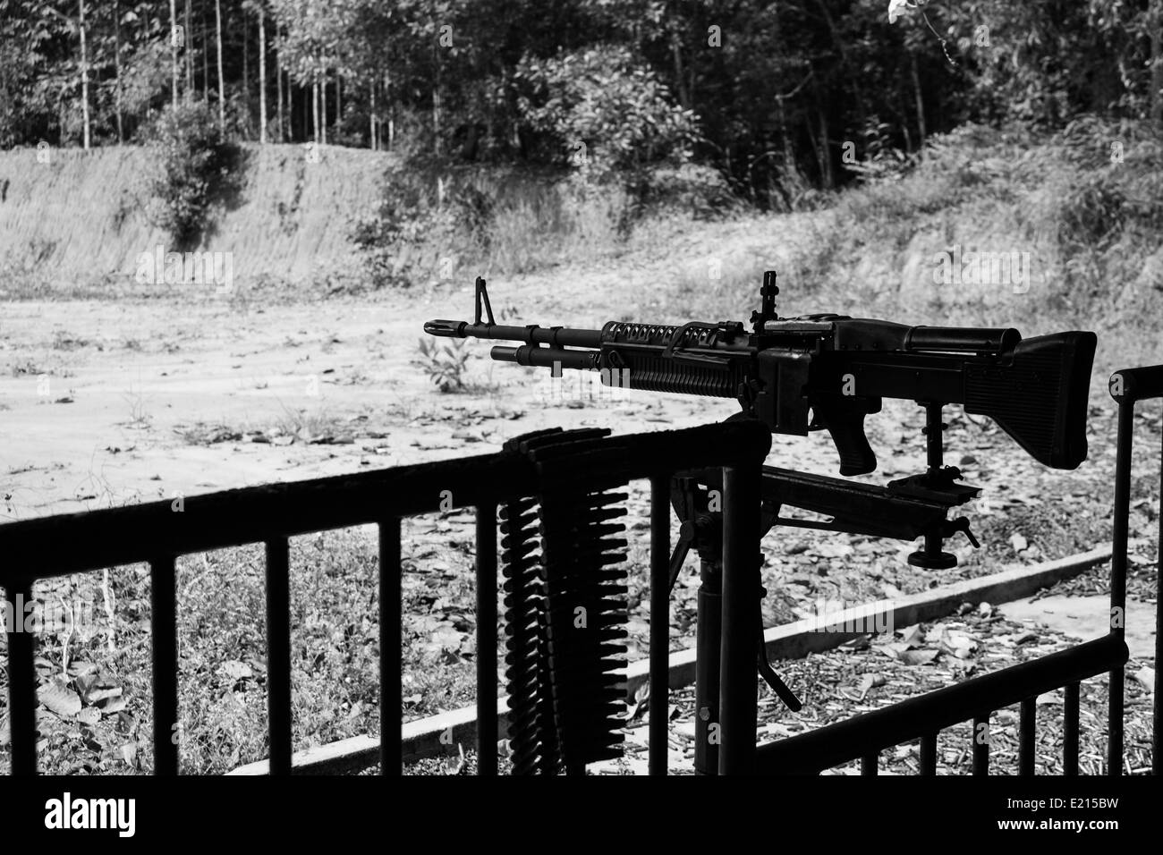 Un AK47 fucile in corrispondenza di un poligono di tiro al Tunnel di Cu Chi in Ho Chi Minh City, Vietnam. I turisti possono pagare a fuoco questi fucili. Foto Stock