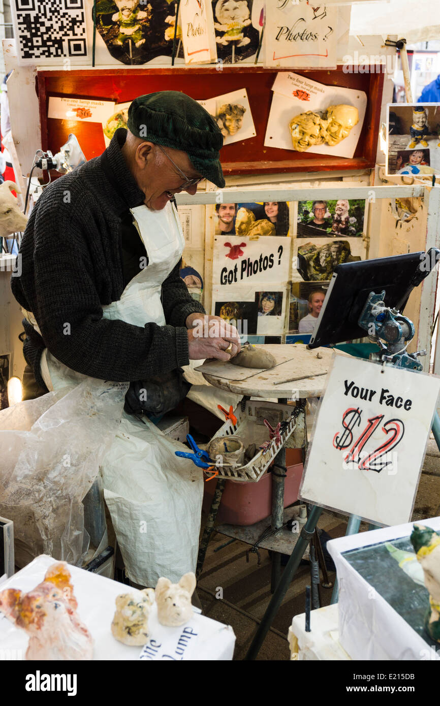 Pete Bluett, scultore, rende i ritratti in argilla ceramica al mercato del sabato. Portland, Oregon, Stati Uniti. Foto Stock