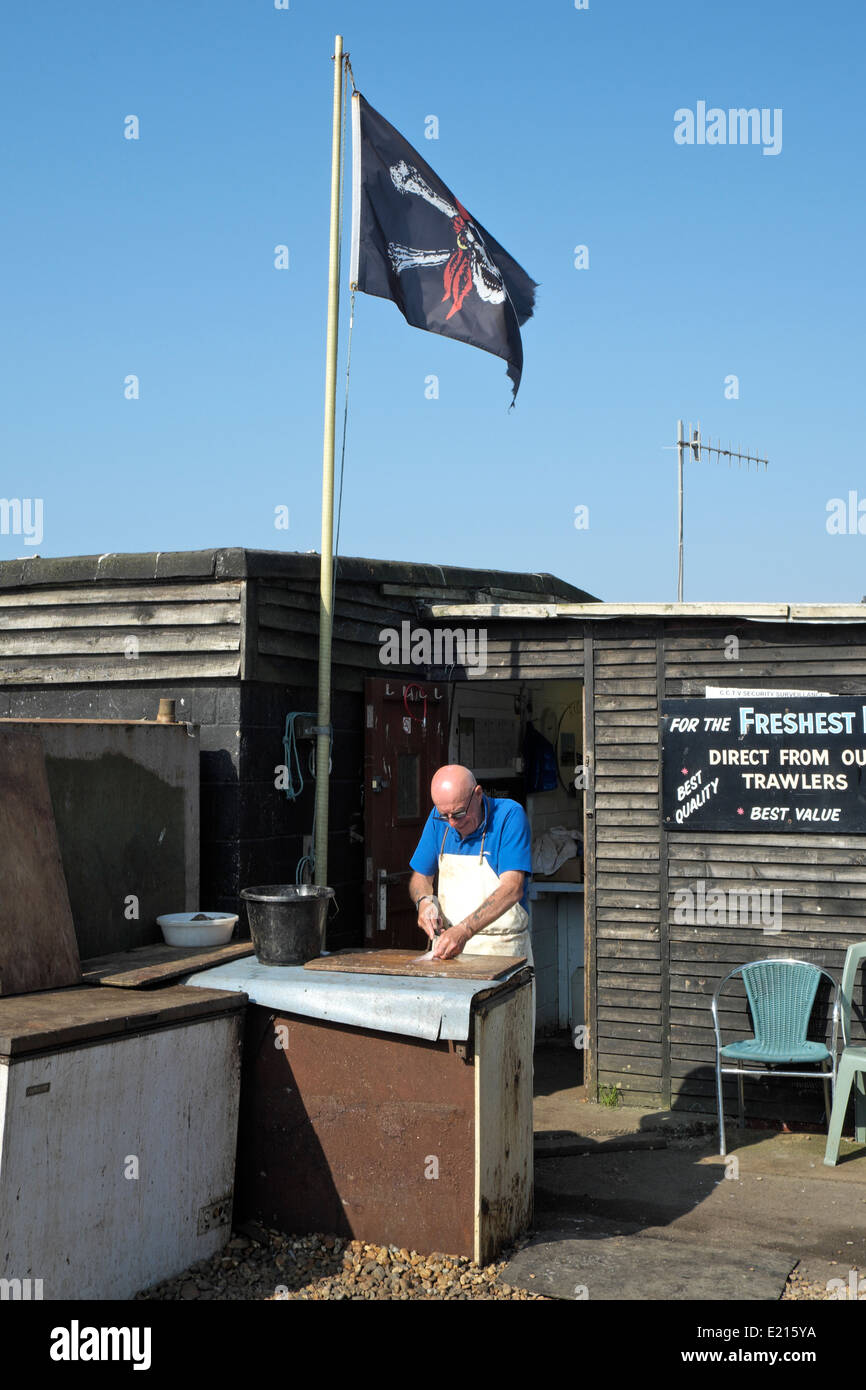 Hastings pesce di pesce che si sta riempiendo sui negozi di pesce sul lungomare di Rock-a-Nore, East Sussex, Inghilterra Regno Unito Foto Stock