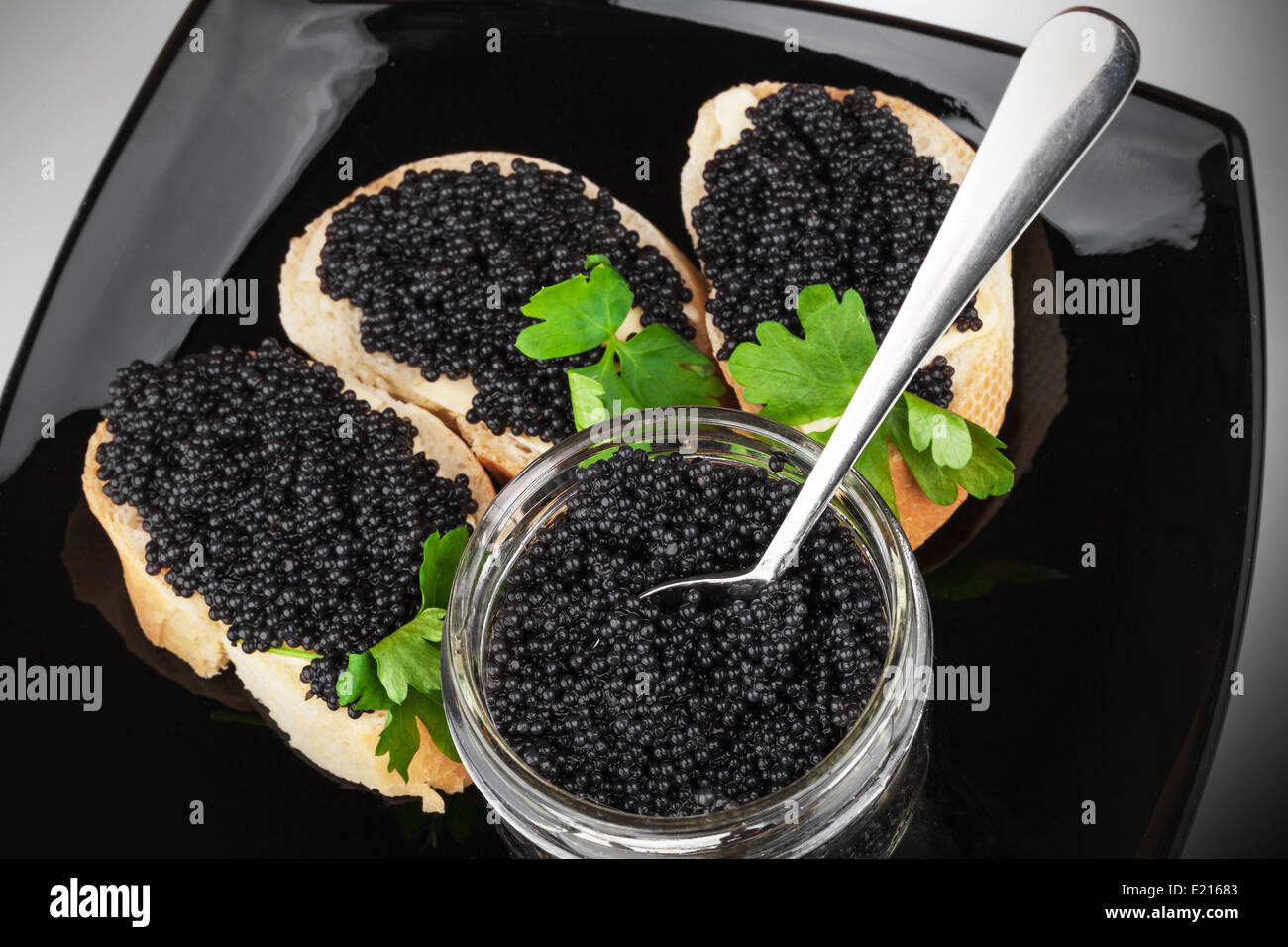 Panini con caviale nero sulla piastra scuro Foto Stock