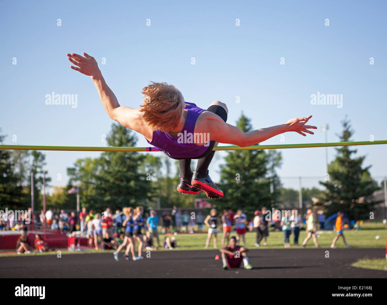 Alta scuola gli atleti competere in una pista e sul campo si incontrano a Milwaukee, Wisconsin, Stati Uniti d'America. Foto Stock