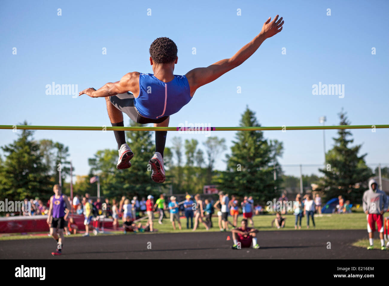 Alta scuola gli atleti competere in una pista e sul campo si incontrano a Milwaukee, Wisconsin, Stati Uniti d'America. Foto Stock