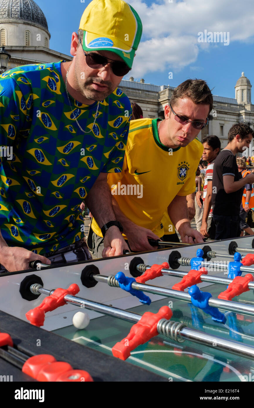 Il calcio brasiliano fan ottenere in sulla Coppa del Mondo di azione con un gioco di calcio da tavolo, London REGNO UNITO Foto Stock