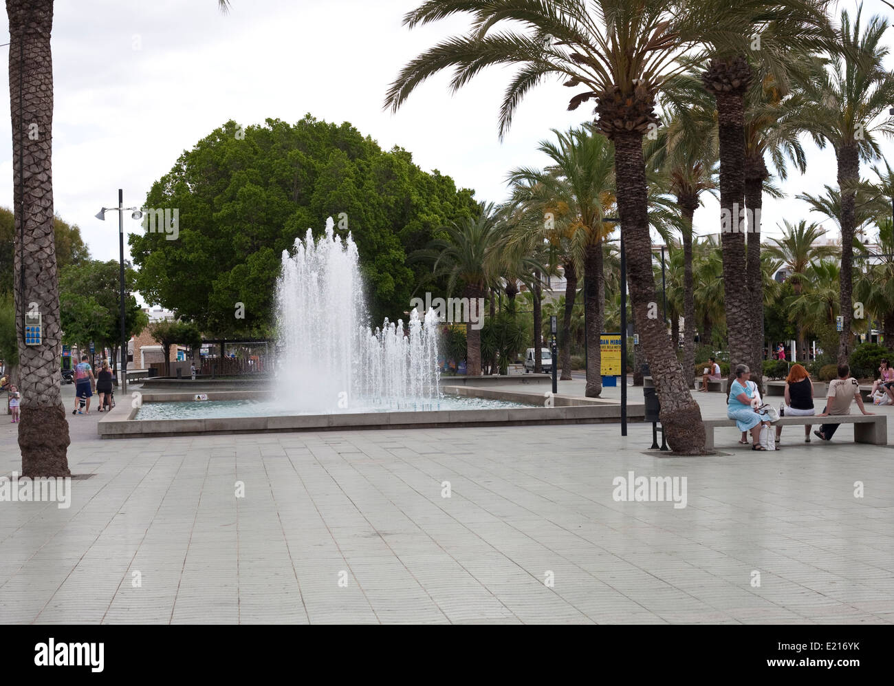 Fontana nella piazza di fronte al mare a San Antonio Ibiza Foto Stock