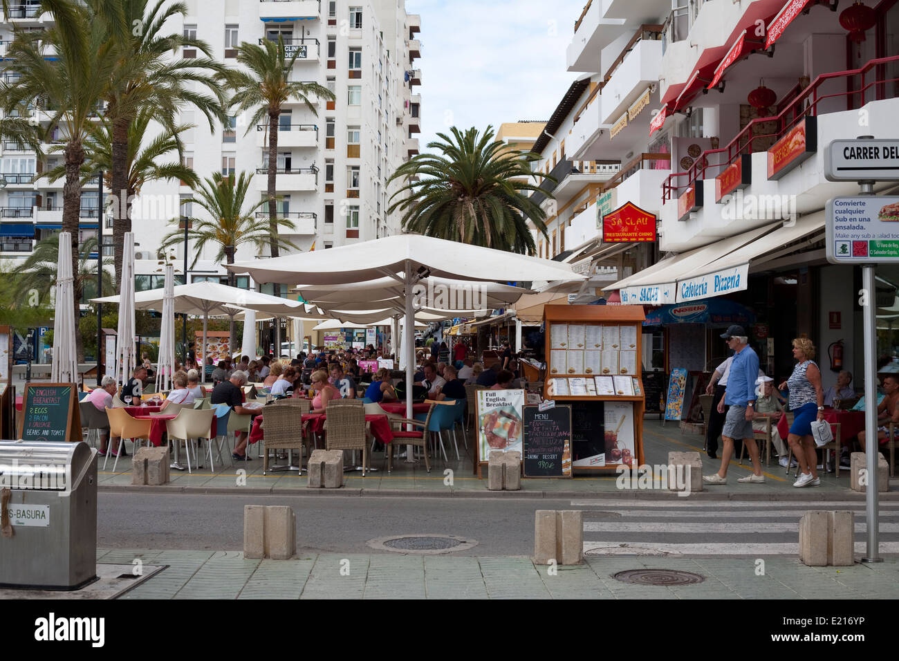 I clienti seduti gustando cibi e bevande al di fuori di un bar ristorante in San Antonio Ibiza Foto Stock