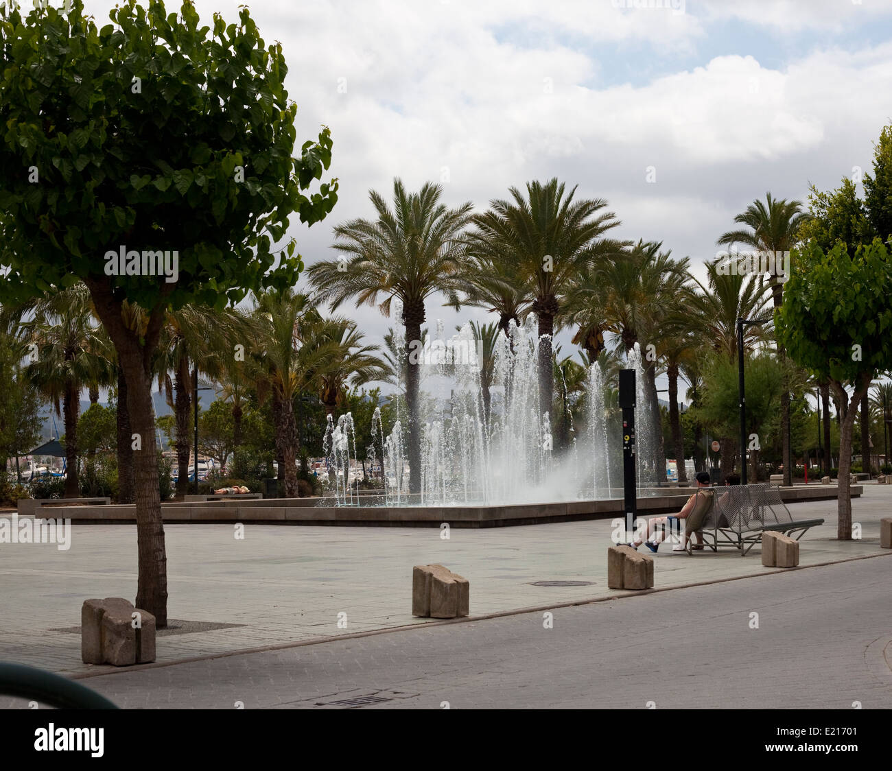 Fontana di acqua nella parte anteriore di mare in piazza San Antonio Ibiza Foto Stock