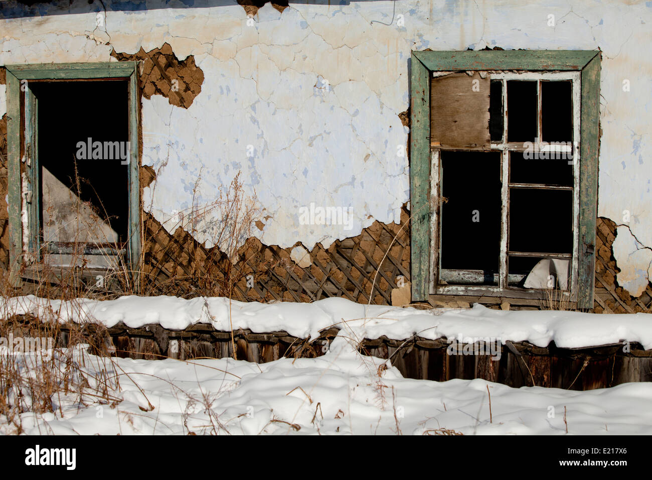 Coperta di neve house il degrado urbano del vetro rotto brick Foto Stock