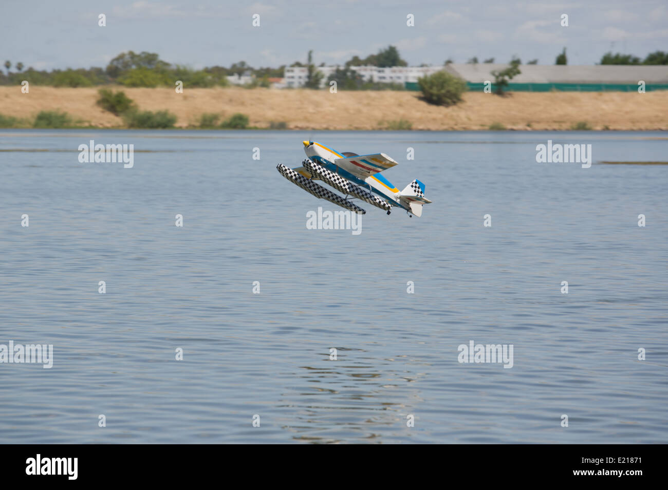 Radio Controlled idrovolante volando sul fiume Guadiana superficie, Badajoz, Spagna Foto Stock