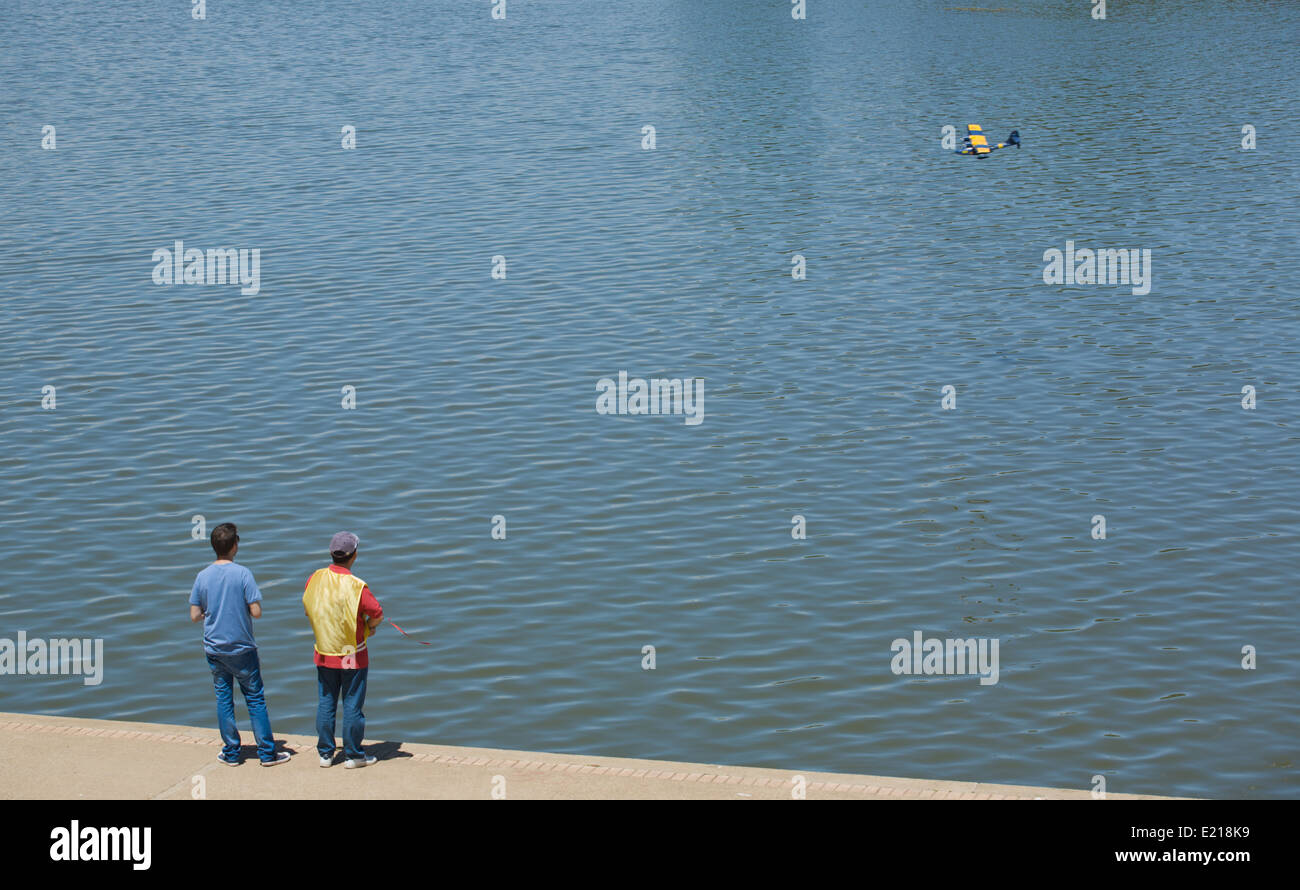 Radio Controlled idrovolante battenti e la vela sopra il fiume Guadiana superficie, Badajoz, Spagna Foto Stock