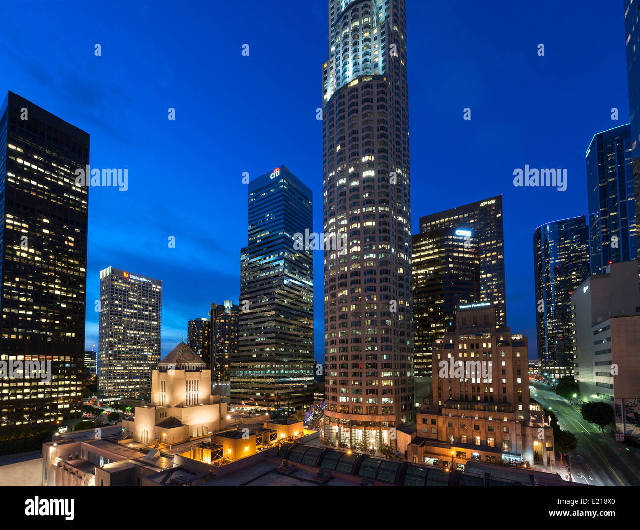Downtown skyline della città di notte con US Bank Tower nel centro e Biblioteca centrale di primo piano, Los Angeles, California, Stati Uniti d'America Foto Stock