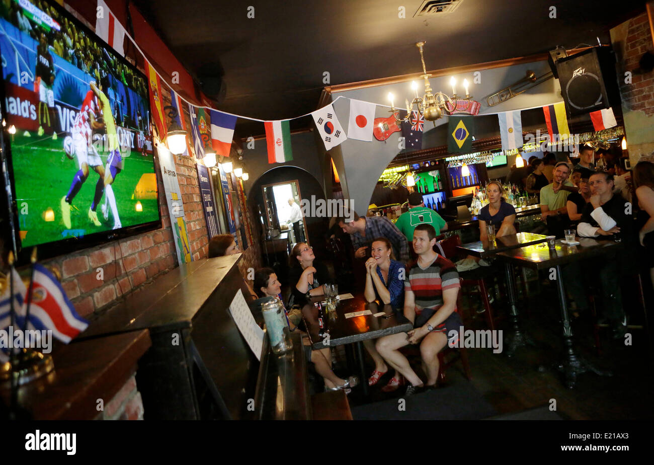 Vancouver, Canada. 12 Giugno, 2014. Tifosi guardare il televisiva World Cup match di apertura tra il Brasile e la Croazia, in un ristorante di Vancouver, Canada, 12 giugno 2014. Credito: Liang Sen/Xinhua/Alamy Live News Foto Stock