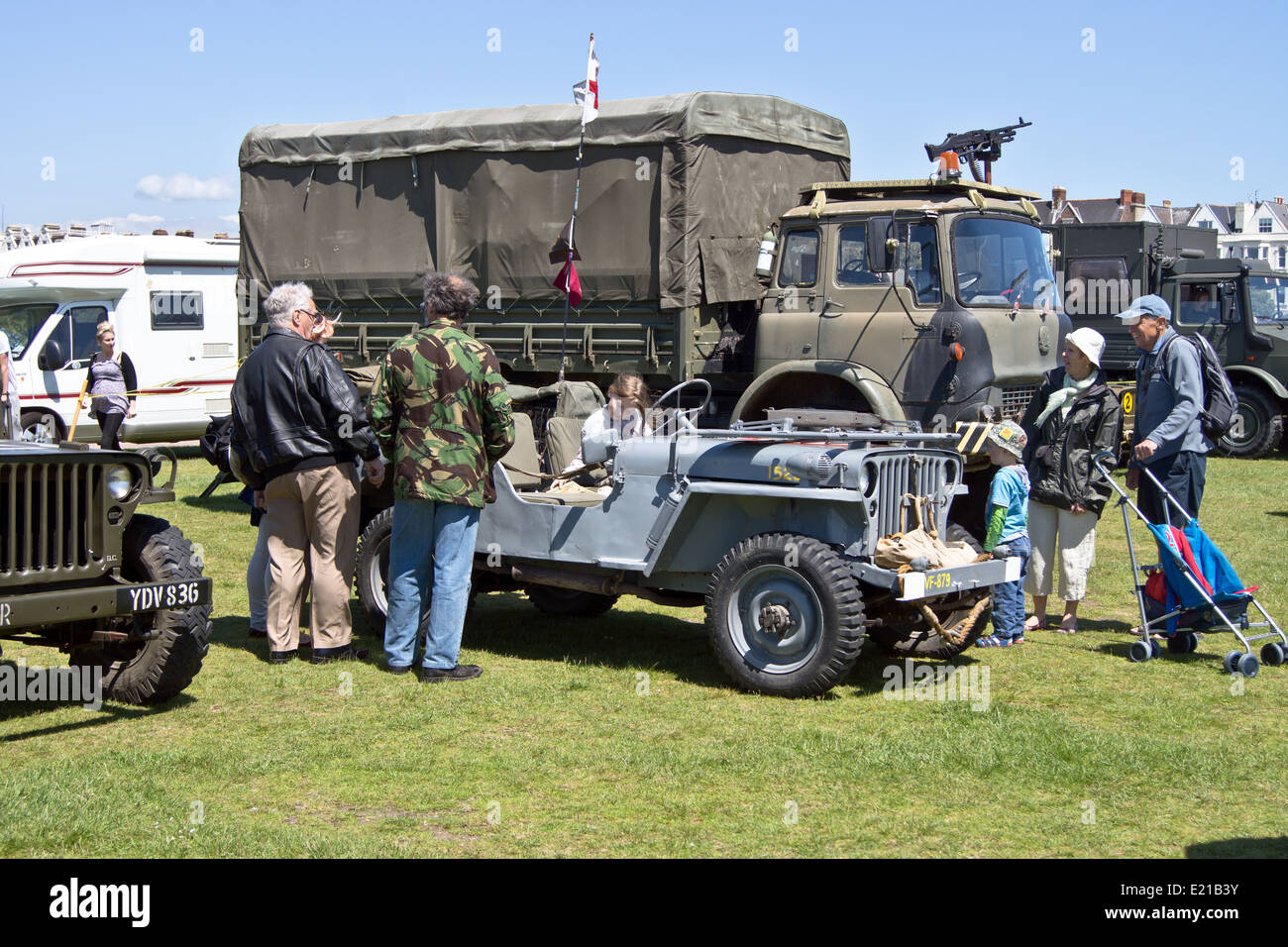 I bambini e i visitatori guardano la guerra mondiale due jeep Foto Stock
