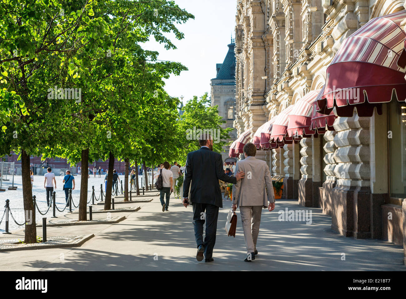 Mosca, marciapiede lungo la gomma Shopping Mall sulla Piazza Rossa Foto Stock