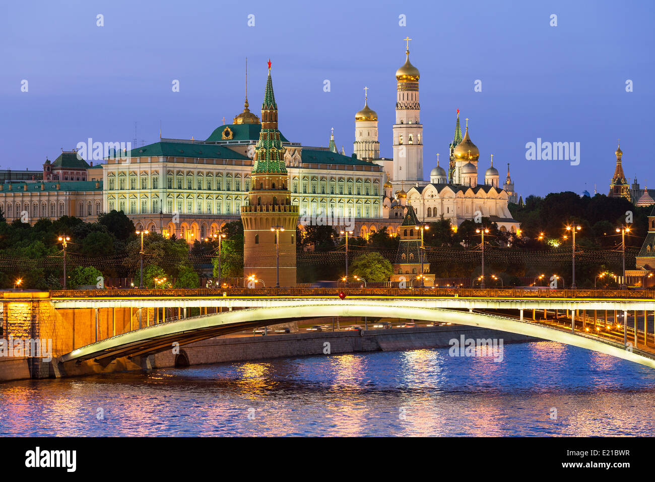 Mosca, il Cremlino e Moscva fiume di notte Foto Stock