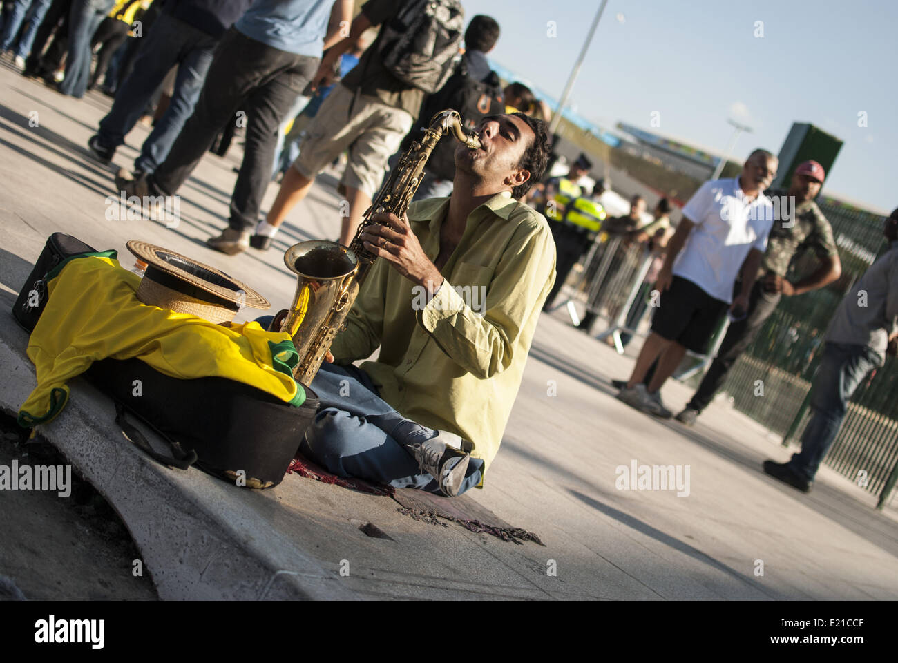 Sao Paulo, Brasile. 12 Giugno, 2014. Stand brasiliano al di fuori dei Corinzi Arena in Sao Paulo prima dell'inizio del gruppo di apertura di una partita di calcio tra il Brasile e la Croazia durante il 2014 FIFA World Cup il 12 giugno 2014. Credito: Gustavo Basso/NurPhoto/ZUMAPRESS.com/Alamy Live News Foto Stock