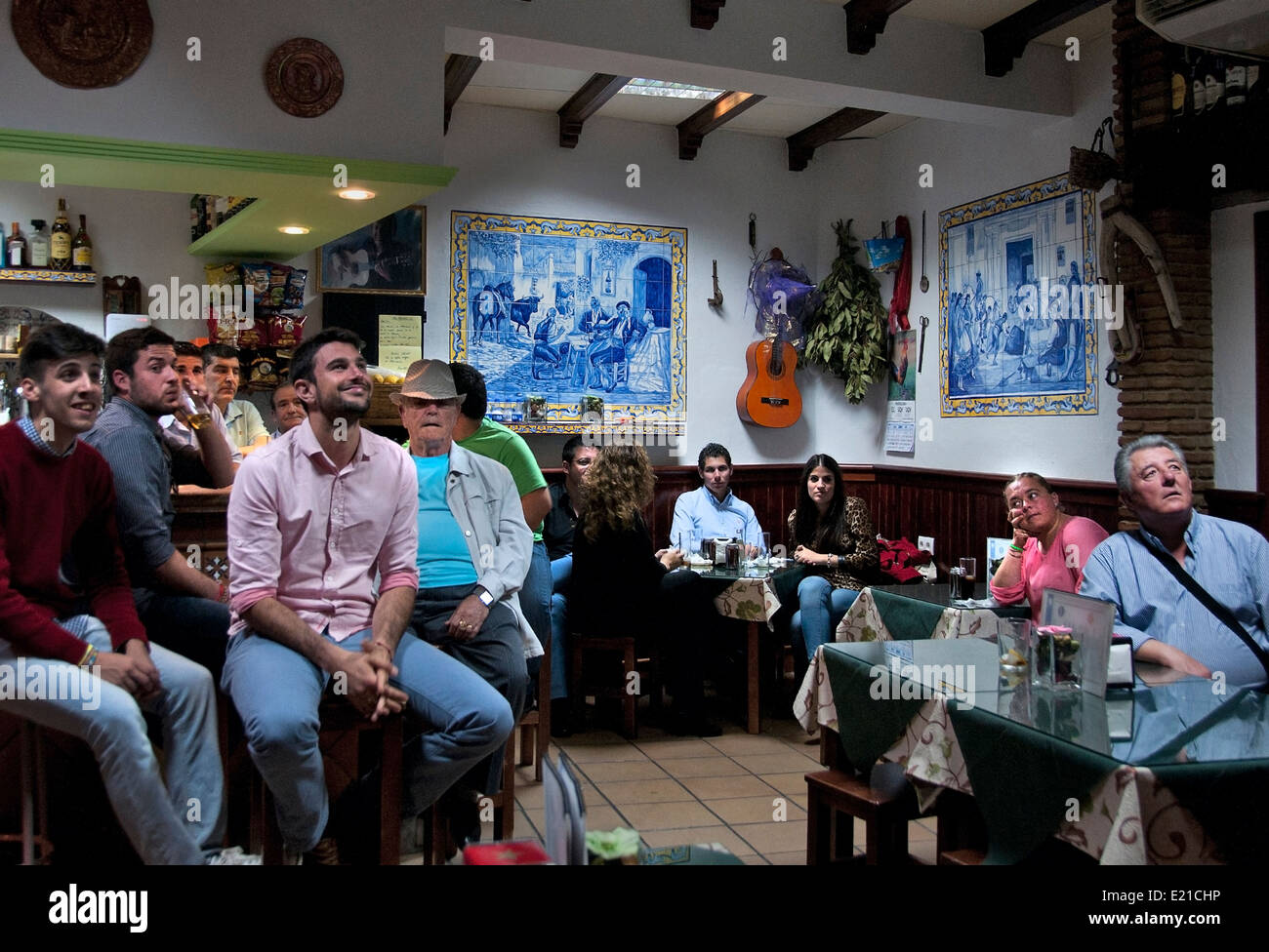 La gente guarda il calcio calcio in televisione ( Coppa del Mondo FIFA Brasile ) Bar Pub Cafe Arcos de la Frontera Spagna spagnolo Cadice Foto Stock